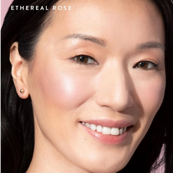 Laura Geller Baked Blush and Brighten Marbleized Blush in Ethereal Rose - Picture 3 of 4